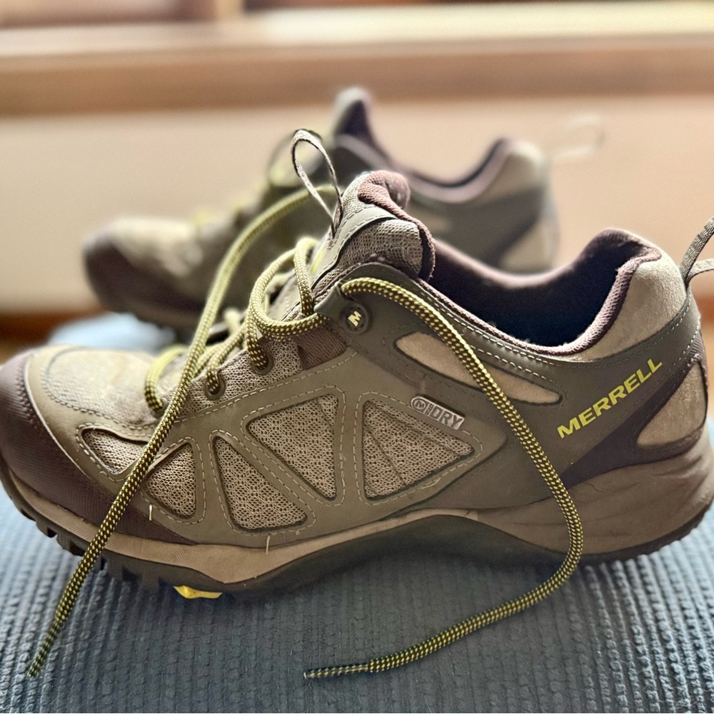Merrell Olive and Yellow Women's Sneakers 
Size 10